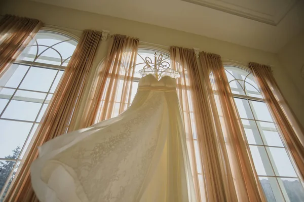 Красива Біла Сукня Мереживом Нареченої Висить Великому Вікні — стокове фото
