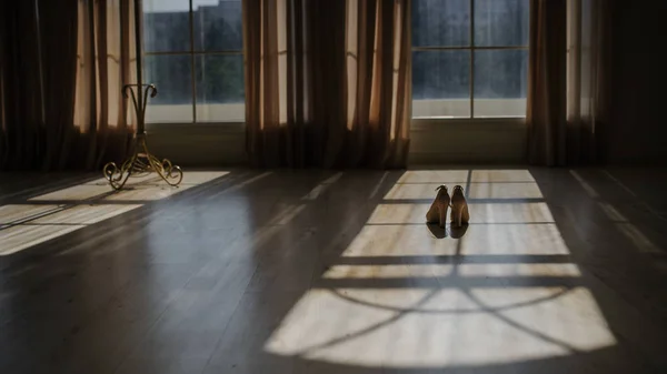 Παπούτσια Της Νύφης Ξύλινο Πάτωμα Κοντά Στο Μεγάλο Παράθυρο — Φωτογραφία Αρχείου