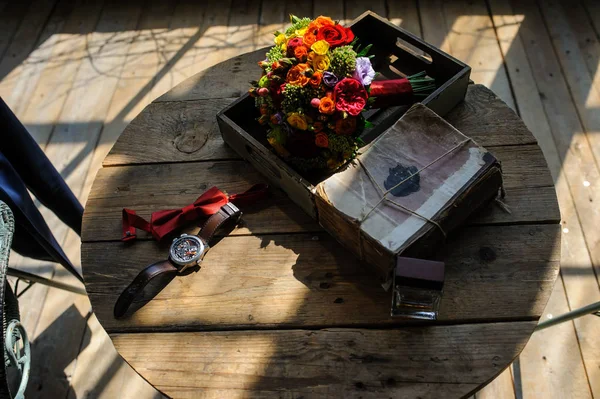 Часы Жениха Красная Бабочка Духи Букетом Цветов Невесты Деревянном Столе — стоковое фото