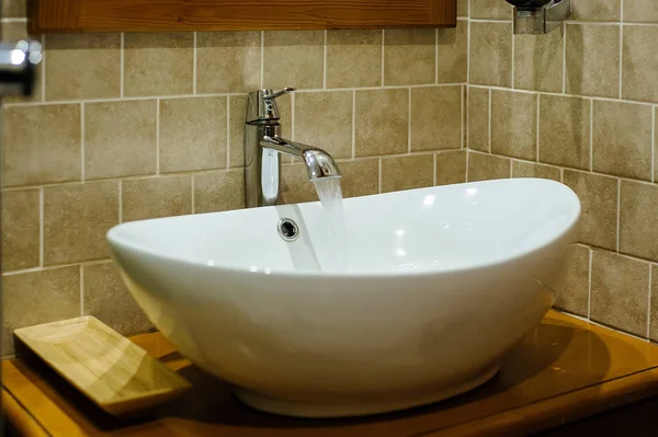 Lavabo Cerámica Sala Baño Con Grifo Desde Que Fluye Agua —  Fotos de Stock