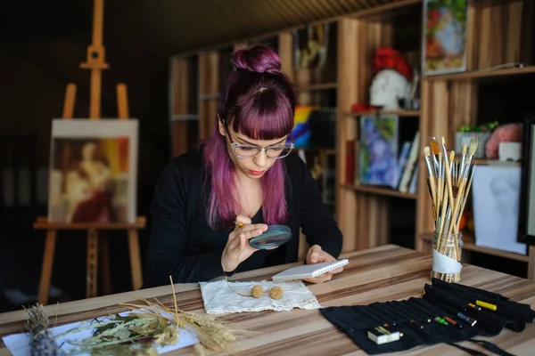 Jonge Vrouw Botanicus Analyseert Een Gedroogde Bloem Met Vergrootglas Voor — Stockfoto