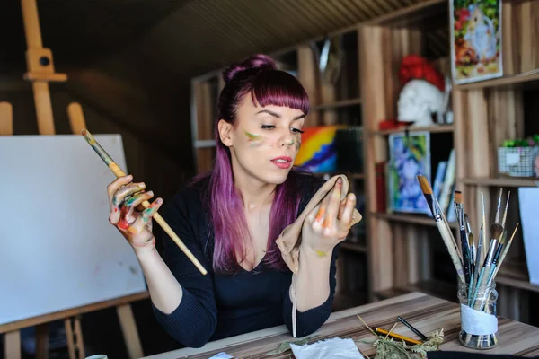 Mooie Serieuze Vrouwelijke Kunstenaar Met Paars Haar Vuile Handen Met — Stockfoto
