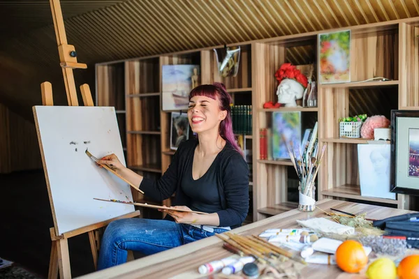 Primer Plano Retrato Hermosa Artista Femenina Con Pelo Morado Las — Foto de Stock