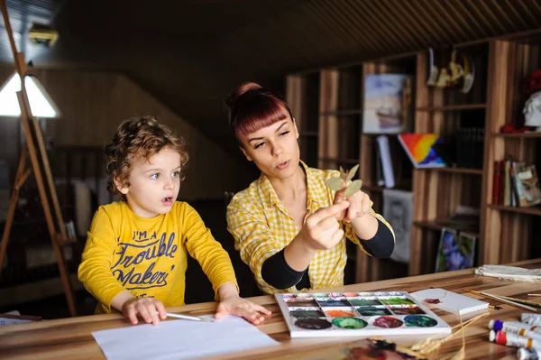Madre Joven Mirando Hijo Explicando Cómo Dibujar Hojas Secas Trigo —  Fotos de Stock