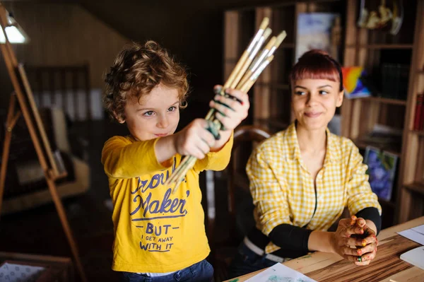 Die Junge Mutter Und Ihr Sohn Spielen Kunstatelier Mit Farben — Stockfoto