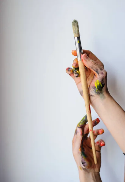 Close Artista Pintor Mãos Segurando Pincéis Pintura Sujo Pintado Com — Fotografia de Stock