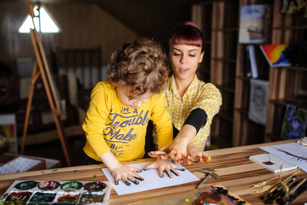 Joven Madre Hijo Jugando Con Pinturas Color Estudio Arte Las —  Fotos de Stock