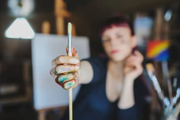 Foco Seletivo Artista Feminino Mãos Sujas Com Tintas Diferentes Sobre — Fotografia de Stock