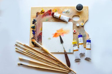 En iyi sanatçı ressam çalışma alanı'nın görünümü: fırçalar renk ressam ve kullanılan palet 