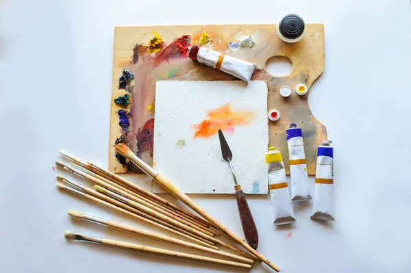En iyi sanatçı ressam çalışma alanı'nın görünümü: fırçalar renk ressam ve kullanılan palet 