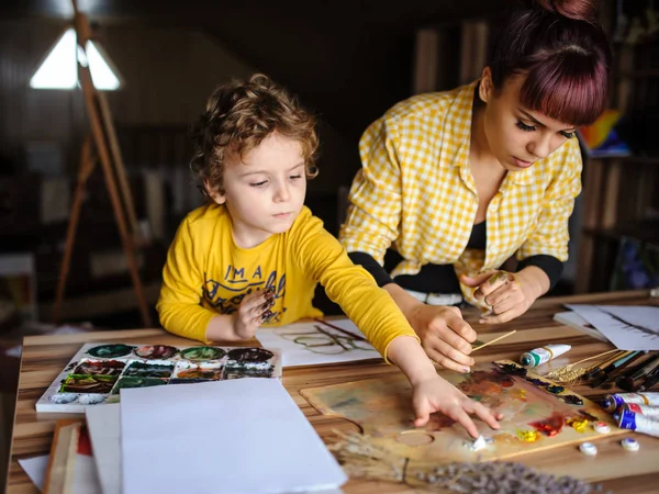 Joven Madre Hijo Jugando Con Pinturas Color Estudio Arte Tener —  Fotos de Stock