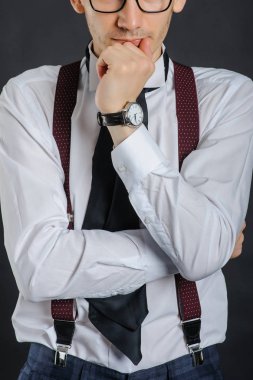 Beyaz gömlek kravat ve makara, genç yakışıklı çocuk saat taraftan