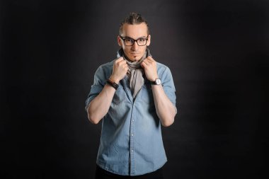 Kot gömlek ve makara, kıvırcık saçlı Genç yakışıklı çocuk,