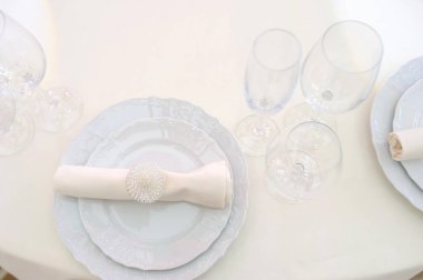 Yuvarlak masalı, çatal bıçaklı, çatal bıçaklı ziyafet salonu.