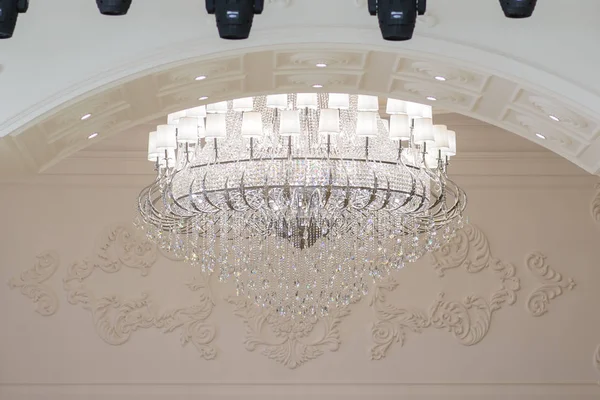 白色玻璃吊灯 闪耀宴会厅 克劳斯景观 — 图库照片