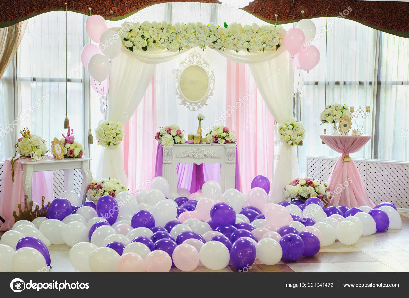Décoration Avec Ballons Blancs Roses Violets Pour Mariage image libre de  droit par Med_Photo_Studio © #221041472