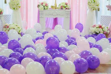 Bir düğün için beyaz, pembe ve mor balonlarla dekorasyon