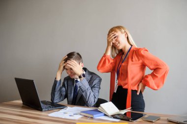 Bir iş kadını ve adama Projesi'nde bilgisayar kafasına korkmuş ve hayal kırıklığına, eller olmak seyir bir ofis masası