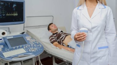 Ultrasonografi cihazını kullanan doktor, yakın görüş.