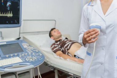 Ultrasonografi cihazını kullanan doktor, yakın görüş.
