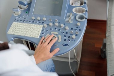 Ultrasonografi cihazını kullanan doktor, yakın görüş.
