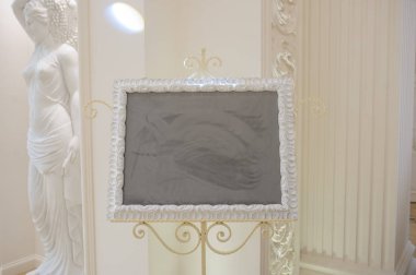 Harika bir heykel ve bir duvar için bir ziyafet hal, beyaz renk dominatesl fotoğrafları