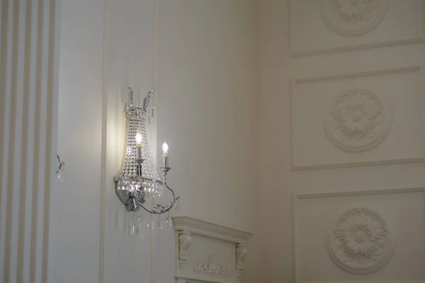 Πολυέλαιος Λευκό Γυαλί Λάμπει Στην Αίθουσα Banquet Θέα Clouse — Φωτογραφία Αρχείου