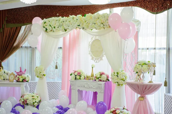 結婚式のための白 ピンク 紫の風船で装飾 — ストック写真