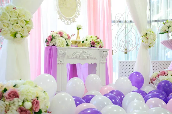 婚礼用白色 粉红色和紫色气球装饰 — 图库照片