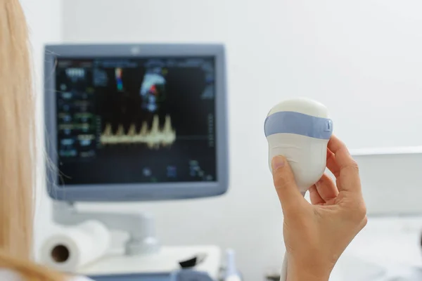 Der Arzt Mit Dem Ultraschallgerät Nahsicht — Stockfoto