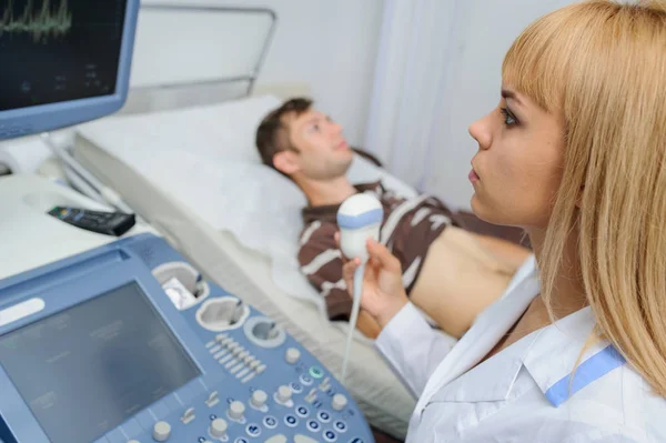 Signora Medico Visita Uomo All Addome Con Dispositivo Ultrasonografia — Foto Stock