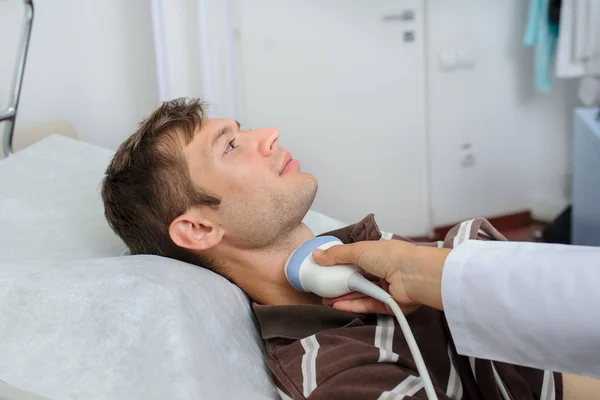 Der Männliche Schnuller Bei Der Ultraschalluntersuchung Hals Nahsicht — Stockfoto