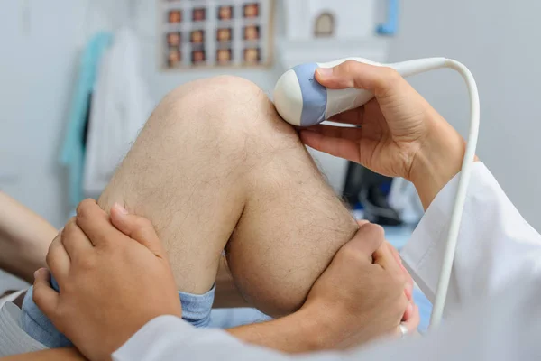 Der Männliche Schnuller Bei Der Ultraschalluntersuchung Knie Nahsicht — Stockfoto