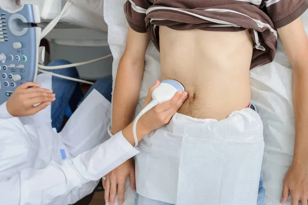 Die Ärztin Untersucht Einen Mann Bauch Mit Ultraschallgerät Draufsicht — Stockfoto