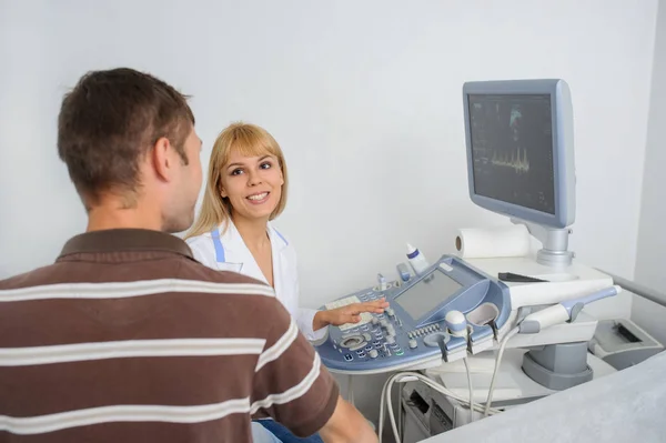 Die Ultraschallärztin Erklärt Dem Patienten Der Arztpraxis — Stockfoto