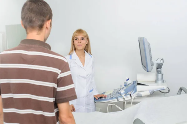 Hölgy Ultrasunography Orvos Elmagyarázza Hogy Patientat Készülék Orvosi Rendelő — Stock Fotó
