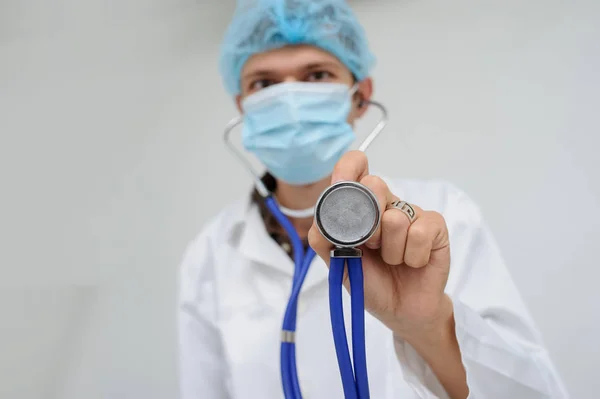 Lekarz Masck Stetoskop Ręku Zamknij Widok — Zdjęcie stockowe