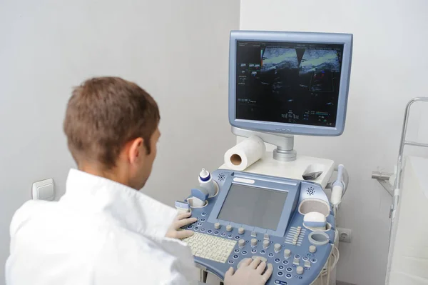 Medico Utilizzando Dispositivo Ultrasonografia Vista Vicino — Foto Stock