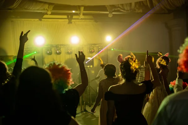 Fiesta Bailando Suelo Luces Colores Manos Arriba —  Fotos de Stock