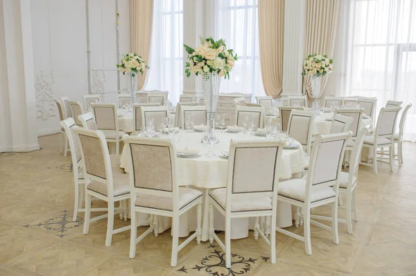 Sala Banquetes Con Mesas Redondas Con Cubiertos Clouse Vie —  Fotos de Stock
