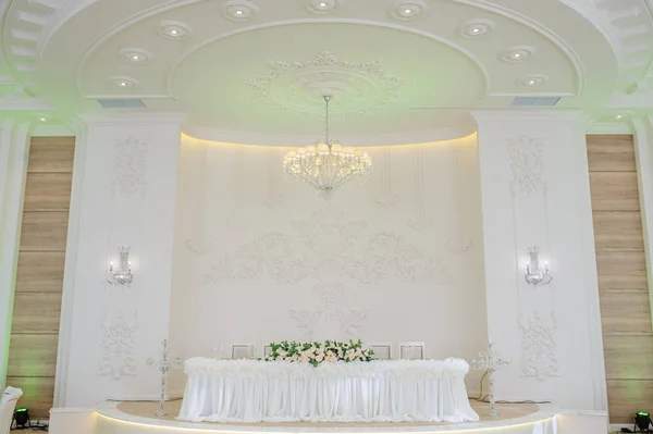 Table Décorée Fleurs Lustre Dans Une Salle Banquet Avec Domination — Photo