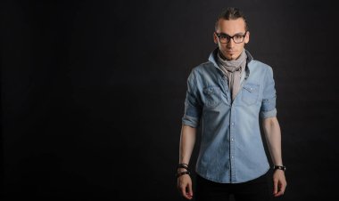 Kot gömlek ve makara, kıvırcık saçlı Genç yakışıklı çocuk,