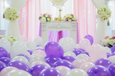 Bir düğün için beyaz, pembe ve mor balonlarla dekorasyon