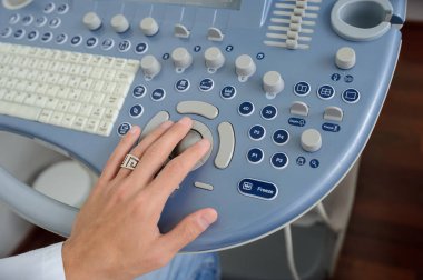 Ultrasonografi cihazını kullanan doktor, yakın görüş.