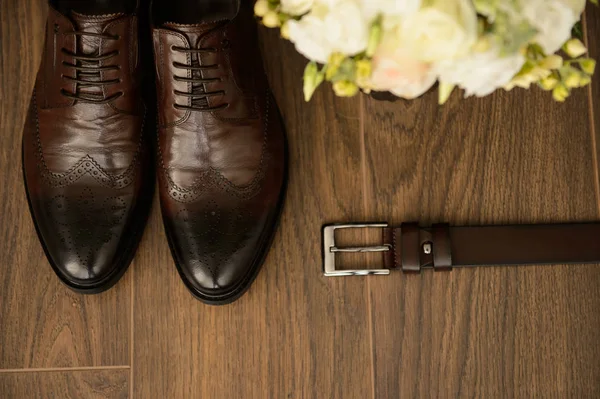 Ein Hochzeitsblumenstrauß Bräutigam Schuhe Und Gürtel Auf Dem Holzboden Blick — Stockfoto