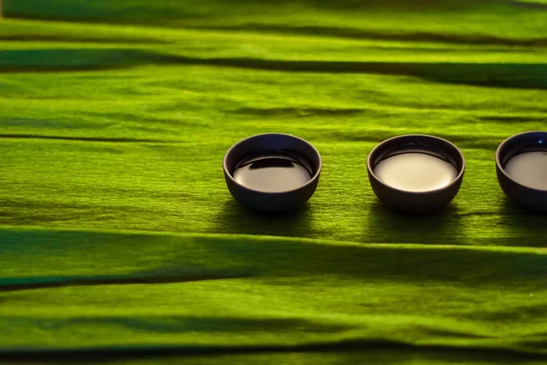 Drie Kopjes Keramiek Groene Achtergrond Sluiten — Stockfoto