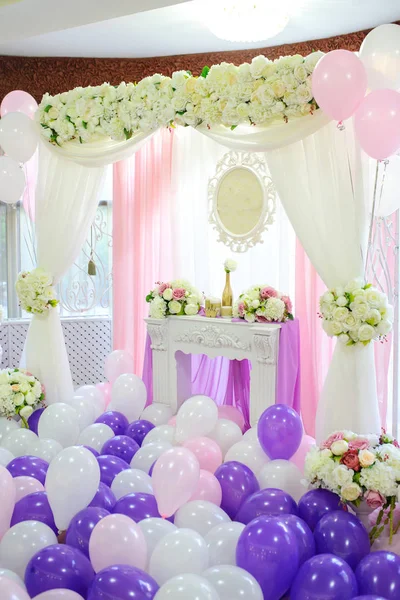 Dekoration Med Vita Rosa Och Lila Ballonger För Ett Bröllop — Stockfoto