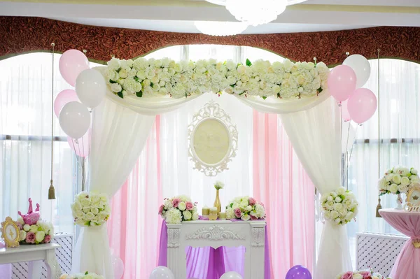 Dekoration Mit Weißen Rosa Und Lila Luftballons Für Eine Hochzeit — Stockfoto