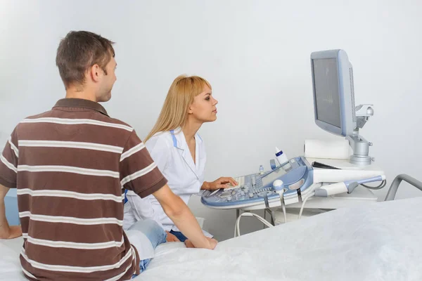 Pani Doktor Ultrasunography Jest Wyjaśnienie Divice Patientat Gabinecie Lekarskim — Zdjęcie stockowe