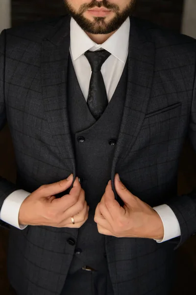 Przystojny Mężczyzna Garnitur Krawat Zamknij Widok — Zdjęcie stockowe